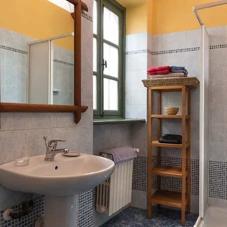 L'ombra Della Collina